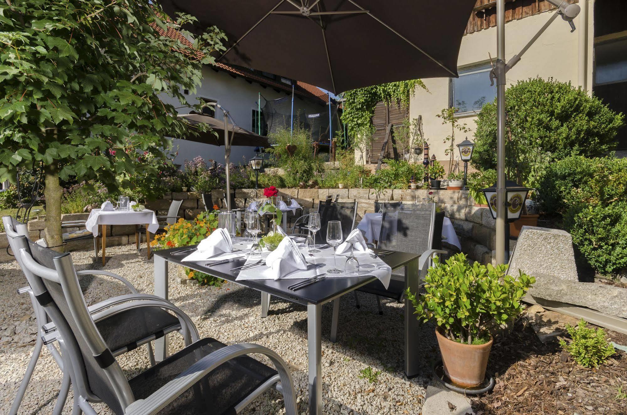 Landhotel Zum Goldenen Kreuz Moosbach  Exterior foto